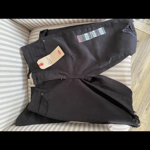 Women’s Black Levi Jeans - Picture 3 of 3